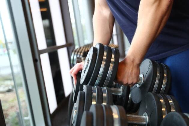 Diez Gyms in the Corona Time A man grabs a dumbbell and lifts it at gyms in the Corona Time Copyright: xEibner-Pressefotox EP_RWS