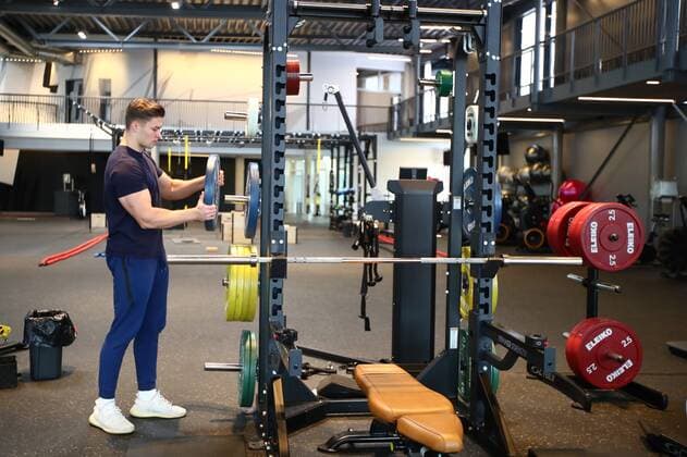 Diez fitness studios in the Corona time A man puts on a weight plate in a fitness studio Fitness studios in the Corona time Copyright: xEibner-Pressefotox EP_RWS
