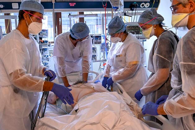Illustration shows doctors and nurses checking the status of an intubated patient at the intensive care unit at the Imelda hospital, in Bonheiden, Thursday 12 November 2020. Belgium is in a second lockdown as hospitalisations of COVID-19 patients reach record highs.  DIRKxWAEM 2580989