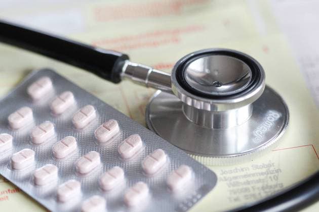 Winden Themenbild - Gesundheitswesen, Health, Arbeitsunfaehigkeit, Krankmeldung mit Tabletten, Telefon und Stethoskop, Stetoskop Themenbild - Gesundheitswesen, Health, Arbeitsunfaehigkeit, Krankmeldung mit Tabletten, Telefon und Stethoskop, Stetoskop 12.11.2020 Krankmeldung, Arbeitsunfaehigkeitsbescheinigung mit Stethoskop, Stetoskop, Tabletten und Telefon, Featurebild, Symbolbild, Themenbild *** Winches Themed picture health care, health, incapacity to work, sick report with tablets, telephone and stethoscope, stetoscope Themed picture health care, health, incapacity to work, sick report with tablets, telephone and stethoscope, stetoscope 12 11 2020 sick report, certificate of incapacity to work with stethoscope, stetoscope, tablets and Copyright: xFleigx xEibner-Pressefotox EP_dfg