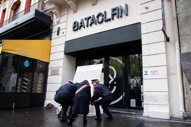 Bilder des Jahres 2020, News 11 November News Themen der Woche KW46 News Bilder des Tages Paris, France, November 13, 2020 - French Prime Minister Jean Castex and Paris Mayor Anne Hidalgo pay tribute outside the Bataclan concert venue on November 13, 2020 in Paris, during ceremonies across Paris marking the fifth anniversary of the terror attacks of November 2015 in which 130 people were killed.  Copyright: xAlexisxSciardx