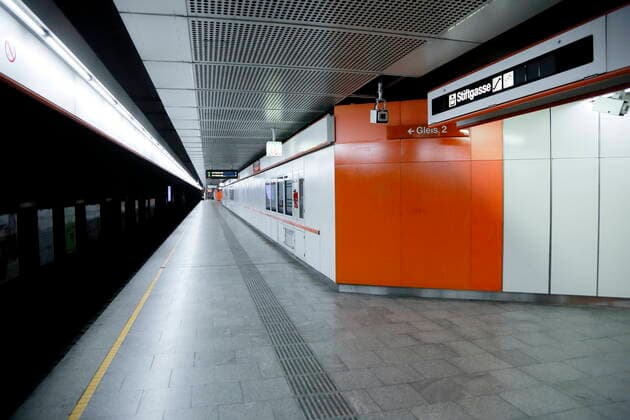 Covid 19 Vienna before the 2 hard lockdown Vienna, 13 11 2020 Subway exit Mariahilferstraße deserted Vienna Austria AVN101002427_045