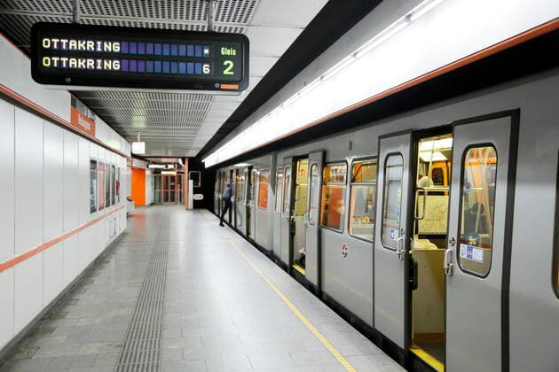 Covid 19 Vienna before the 2 hard lockdown Vienna, 13 11 2020 Subway exit Mariahilferstraße deserted Vienna Austria AVN101002427_059