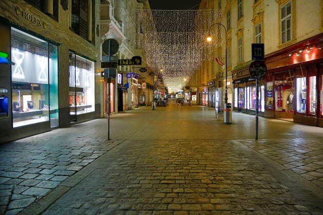 Covid 19 Vienna before the 2 hard lockdown Vienna, 13 11 2020 luxury mile Kohlmarkt shops stores stores Christmas lighting retail Vienna Austria AVN101002427_103