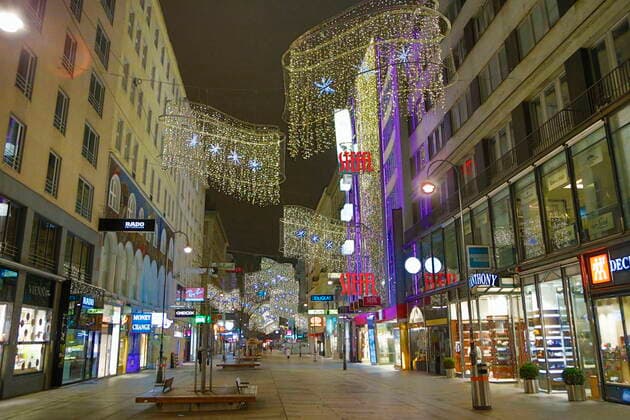 Covid 19 Vienna before the 2 hard lockdown Vienna, 13 11 2020 Kärntner Straße luxury shops luxury labels luxury stores Christmas lights Vienna Austria AVN101002427_122