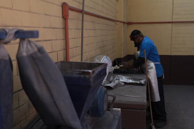 Mexiko, Eindrücke aus Krematorium in Nezahualcoyotl Nov 13, 2020 - Nezahualcoyotl, Mexico - Juan prepares to put the cremated bones into a shredder. Juan Carlos is 36 years old, 8 working in the municipal cemetery of Nezahualc—yotl as a body incinerator, before the pandemic Juan burned 1 body a day after the pandemic he burned 6 a day. Nezahualcoyotl Mexico - ZUMAp241 20201113_new_p241_016 Copyright: xDavidxPeinadox