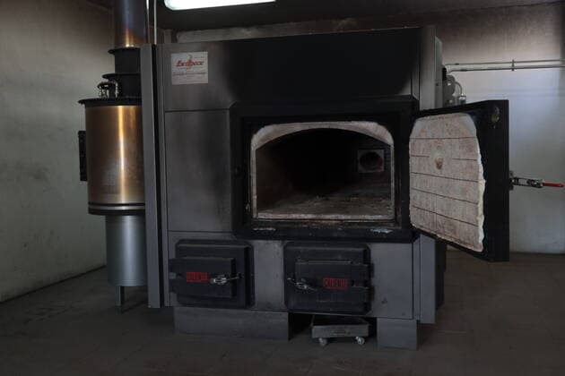 Mexiko, Eindrücke aus Krematorium in Nezahualcoyotl Nov 13, 2020 - Nezahualcoyotl, Mexico - JUAN CARLOS is 36 years old, 8 working in the municipal cemetery of Nezahualc—yotl as a body incinerator, before the pandemic Juan burned 1 body a day after the pandemic he burned 6 a day. Nezahualcoyotl Mexico  - ZUMAp241 20201113_new_p241_001 Copyright: xDavidxPeinadox