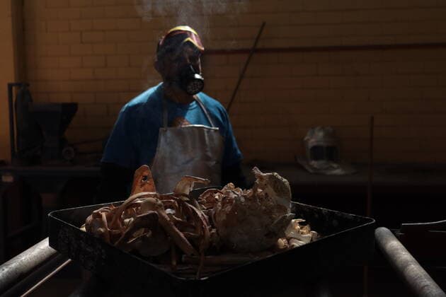 Mexiko, Eindrücke aus Krematorium in Nezahualcoyotl Nov 13, 2020 - Nezahualcoyotl, Mexico - Juan shows the bones after coming out of the oven. Juan Carlos is 36 years old, 8 working in the municipal cemetery of Nezahualc—yotl as a body incinerator, before the pandemic Juan burned 1 body a day after the pandemic he burned 6 a day. Nezahualcoyotl Mexico  - ZUMAp241 20201113_new_p241_012 Copyright: xDavidxPeinadox