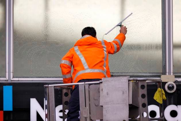 Ein Fensterputzer reinigt auf einer Hebebühne die Scheiben der Eingangshalle des Kölner Hauptbahnhofs. (Symbolbild, Themenbild) Köln, 13.11.2020 *** A window cleaner cleans the windows of the entrance hall of Cologne Central Station on a lifting platform Symbolbild, Themenbild Köln, 13 11 2020 Foto:xC.xHardtx xFuturexImage
