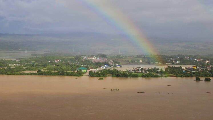IMAGO Nature: Unsere Erde, Klimawandel, Überschwemmungen News Bilder des Tages (201114) -- CAGAYAN, Nov. 14, 2020 -- A rainbow is seen over houses that are submerged in the flood caused by Typhoon Vamco in Cagayan Province, the Philippines, Nov. 14, 2020. The death toll from Typhoon Vamco that battered the Philippines this week has climbed to 53, the Philippine National Police (PNP) said on Saturday. ( Handout via Xinhua) PHILIPPINES-CAGAYAN-TYPHOON VAMCO-FLOOD ThexPhilippinexCoastxGuard 