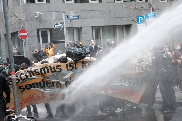 Bilder des Jahres 2020, News 11 November News Themen der Woche KW46 News Bilder des Tages 14.11.2020 xkhx Frankfurt am Main Querdenker 69 -Demonstration unter dem Motto Kein Lockdown für Bembeltown.und Gegenveranstaltung in Frankfurt am Main Bild zeigt: Gegendemonstranten - blockieren die Demo der Querdenker und die Polizei geht mit Wasserwerfern vor *** 14 11 2020 xkhx Frankfurt am Main Lateral thinkers 69 Demonstration under the motto No lockdown for Bembeltown and counter-event in Frankfurt am Main Picture shows counter-demonstrators blocking the lateral thinkers demo and the police using water cannons KH