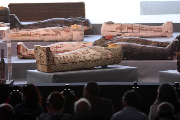 Bilder des Jahres 2020, News 11 November News Themen der Woche KW46 News Bilder des Tages (201114) -- GIZA (EGYPT), Nov. 14, 2020 -- Ancient colored wooden coffins are seen on the site of the discovery in Giza province, Egypt, on Nov. 14, 2020. Egyptian Tourism and Antiquities Ministry unveiled on Saturday 100 newly-discovered ancient coffins in Giza Province near the capital Cairo. ) EGYPT-GIZA-COLORED WOODEN COFFINS-DISCOVERY AhmedxGomaa 