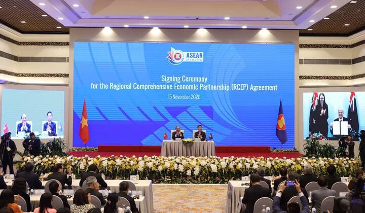 Bilder des Jahres 2020, News 11 November News Themen der Woche KW46 News Bilder des Tages (201115) -- HANOI, Nov. 15, 2020 -- The signing ceremony of the Regional Comprehensive Economic Partnership (RCEP) agreement is held via video conference in Hanoi, capital of Vietnam, Nov. 15, 2020. The RCEP agreement was signed among its 15 participating countries on Sunday, launching the world s biggest free trade bloc. ( via Xinhua) VIETNAM-HANOI-RCEP AGREEMENT-SIGNING CEREMONY VNA 