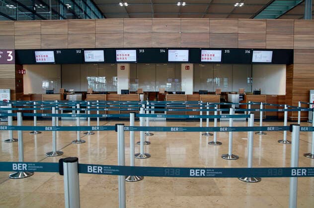 Check in counter Berlin Brandenburg Airport Willy Brandt is underutilized 14 days after its opening and the corona section lockdown Air traffic worldwide has collapsed dramatically due to the corona pandemic Schoenefeld, 14 11 2020 Foto:xA.xBuggex xFuturexImage