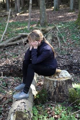 IMAGO Creative, Gesellschaft, Immer mehr Menschen haben Angst vor der Zukunft 20.04.2019, Neu Kaetwin, Mecklenburg-Vorpommern, GER - Frau sitzt verzweifelt im Wald allein auf einem Baumstumpf. (MR=yes, 40-50 Jahre, allein, alleingelassen, Alltag, Angst, anonym, Anonymitaet, aussen, Aussenaufnahme, aussichtslos, Baumstumpf, betruebt, Depression, depressiv, deutsch, Deutschland, einsam, Einsamkeit, Europa, europaeisch, Existenzangst, Frau, Freizeit, Gesellschaft, HF, Hochformat, Krise, Mecklenburg-Vorpommern, Melancholie, melancholisch, Mensch, nachdenklich, Nachdenklichkeit, Neu Kaetwin, Person, Problem, sitzen, sitzend, Sorgen, traurig, Traurigkeit, ungewisse Zukunft, Wald, Westeuropa, Zukunft, Zukunftsangst, Zukunftsaussichten) 190420D398KAETWIN.JPG *** 20 04 2019, Neu Kaetwin, Mecklenburg Vorpommern, GER Woman sit