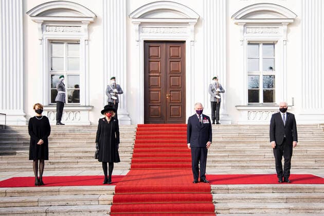 Bilder des Jahres 2020, Entertainment 11 November Entertainment Bilder des Tages Bundespraesident Frank-Walter Steinmeier und seine Frau Elke Buedendender empfangen den Prinzen von Wales Charles und die Herzogin von Cornwall Camilla im Schloss Bellevue in Berlin am 15. November 2020. Volkstrauertag in Berlin *** German President Frank Walter Steinmeier and his wife Elke Buedendender receive the Prince of Wales Charles and the Duchess of Cornwall Camilla at Bellevue Palace in Berlin on November 15, 2020 Volkstrauertag in Berlin