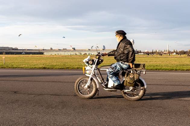 IMAGO Creative: Fit durch den Herbst 15.11.2020,Berlin,Deutschland,GER,das Tempelhofer Feld am ehemaligen Flughafen Tempelhof. *** 15 11 2020,Berlin,Germany,GER,the Tempelhofer Feld at the former Tempelhof airport