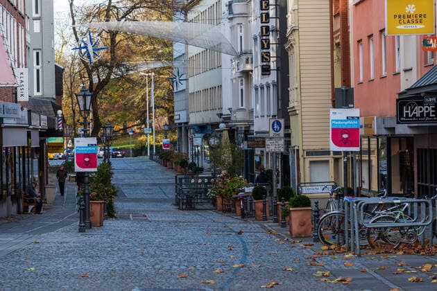 Kiel, 15 November 2020 Impressions from Kiel on Memorial Day, the second Sunday during the Corona Lockdown Light flags at half-mast at the Landeshaus in Kiel Many people enjoy a quiet day in beautiful November weather on the promenade along the Kiellinie Some walk through the parks and soak up the sun, others stroll through the pedestrian zone of H