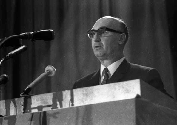 Computer und Angestellte Konferenz der IG Metall 1968. DEU, Deutschland, Oberhausen: Der Einfluss des Computers auf die Gesellschaft, Arbeitswelt und die Zukunft, war das Thema dieser internationalen Konferenz der IG Metall am 5.-8.3.1968 in Oberhausen.Hans Katzer am Rednerpult. DEU, Germany, Oberhausen: The influence of the computer on society, the world of work and the future was the topic of this international conference of the IG Metall union in Oberhausen on 5-8 March 1968. NRW *** Computer und Angestellte Konferenz der IG Metall 1968 DEU, Germany, Oberhausen The influence of the computer on society, the world of work and the future was the topic of this international conference of the IG Metall on 5 8 3 1968 in Oberhausen Hans Katz