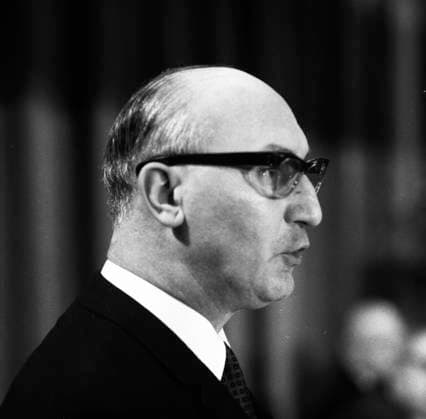 Computer und Angestellte Konferenz der IG Metall 1968. DEU, Deutschland, Oberhausen: Der Einfluss des Computers auf die Gesellschaft, Arbeitswelt und die Zukunft, war das Thema dieser internationalen Konferenz der IG Metall am 5.-8.3.1968 in Oberhausen.Hans Katzer am Rednerpult. DEU, Germany, Oberhausen: The influence of the computer on society, the world of work and the future was the topic of this international conference of the IG Metall union in Oberhausen on 5-8 March 1968. NRW *** Computer und Angestellte Konferenz der IG Metall 1968 DEU, Germany, Oberhausen The influence of the computer on society, the world of work and the future was the topic of this international conference of the IG Metall on 5 8 3 1968 in Oberhausen Hans Kat