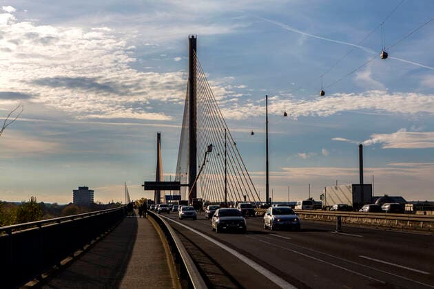 Die Friedrich-Ebert-Brücke oder Nordbrücke ist die nördliche der drei Bonner Rheinbrücken. Sie verbindet den Bonner Stadtbezirk Beuel mit dem Stadtbezirk Bonn. Sie soll 2030 abgerissen werden. Nordbrücke Bonn *** The Friedrich Ebert Bridge or Nordbrücke is the northern of the three Bonn Rhine bridges It connects the Bonn district of Beuel with the Bonn district It is to be demolished in 2030 Nordbrücke Bonn