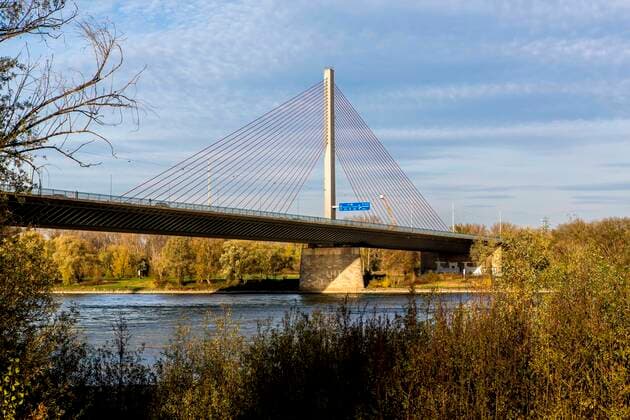 Die Friedrich-Ebert-Brücke oder Nordbrücke ist die nördliche der drei Bonner Rheinbrücken. Sie verbindet den Bonner Stadtbezirk Beuel mit dem Stadtbezirk Bonn. Sie soll 2030 abgerissen werden. Nordbrücke Bonn *** The Friedrich Ebert Bridge or Nordbrücke is the northern of the three Bonn Rhine bridges It connects the Bonn district of Beuel with the Bonn district It is to be demolished in 2030 Nordbrücke Bonn