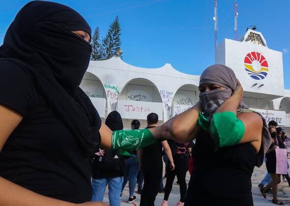 Women demonstrate again in front of the Municipal Palace facilities, in the city of Cancun, in the state of Quintana Roo, Mexico, 15 November 2020. Since last year, feminist demonstrations have been common in the Mexican capital and other states to denounce feminicides and sexist violence, which are monitored by policewomen and usually end in graffiti and some damage. EFE Alonso Cupul Women in Mexico return to the streets after being dispersed by shots by municipal police !ACHTUNG: NUR REDAKTIONELLE NUTZUNG!  Copyright: xAlonsoxCupulx MEX755 20201116-637410856965524550