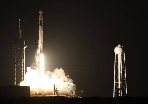 Bilder des Jahres 2020, News 11 November News Themen der Woche KW46 News Bilder des Tages November 15, 2020, Cape Canaveral, Florida, United States: A SpaceX Falcon 9 rocket carrying the Crew Dragon spacecraft launches from pad 39A at the Kennedy Space Center. The Crew-1 mission is sending a crew of four astronauts to the International Space Station. Cape Canaveral United States - ZUMAs197 20201115_zaa_s197_125 Copyright: xPaulxHennessyx