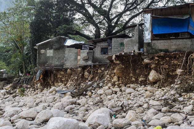Bilder des Jahres 2020, News 11 November News Themen der Woche KW47 News Bilder des Tages (201116) -- RIZAL, Nov. 16, 2020 -- Photo taken on Nov. 16, 2020 shows the scene after Typhoon Vamco hit Rizal Province, the Philippines. Typhoon Vamco, which ransacked the country from Wednesday to Thursday, triggered severe flooding and landslides in many parts of the main island of Luzon. Hardest-hit were the Bicol region, the southernmost tip of Luzon, and the Cagayan Valley region. The total death toll from Typhoon Vamco has climbed to 69 recorded in six regions in Luzon. ) PHILIPPINES-RIZAL-TYPHOON VAMCO-AFTERMATH ROUELLExUMALI 