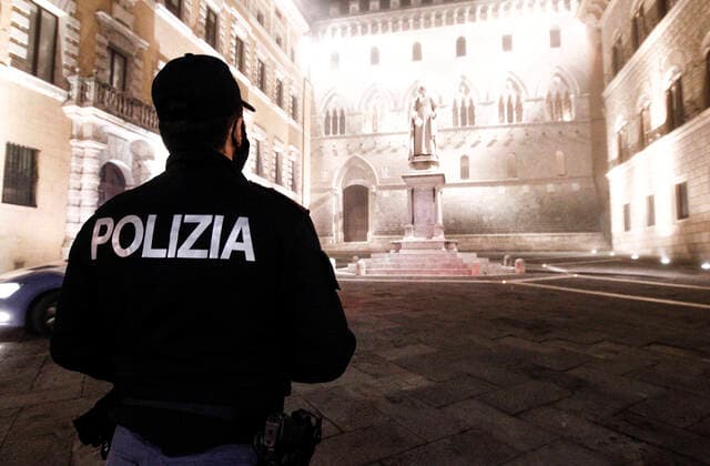 foto IPP Paolo Lazzeroni Siena 15 11 2020 emergenza coronavirus - covid 19 toscana zona rossa nella foto controlli serali da parte dalle polizia davanti la sede storica della Banca Monte dei Paschi di Siena *** photo IPP Paolo Lazzeroni Siena 15 11 2020 emergency coronavirus covid 19 toscana red zone in the photo evening checks by police in front of the historical headquarters of Banca Monte dei Paschi di Siena  0