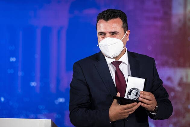 Bilder des Jahres 2020, News 11 November News Themen der Woche KW47 News Bilder des Tages Zoran Zaev, Ministerpraesident von Nordmazedonien, aufgenommen im Rahmen der Verleihung des Menschenrechtspreise 2020 der Friedrich-Ebert-Stiftung in Berlin, 16.11.2020. Berlin Germany *** Zoran Zaev, Prime Minister of Northern Macedonia, recorded at the award ceremony of the Human Rights Award 2020 of the Friedrich Ebert Foundation in Berlin, 16 11 2020 Berlin Germany Copyright: xFlorianxGaertner photothek.netx
