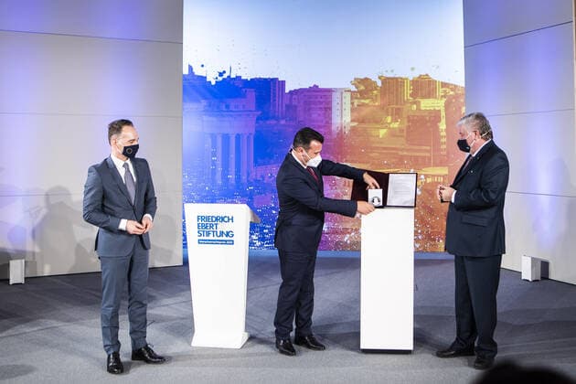 L R Heiko Maas, Federal Minister of Foreign Affairs, Zoran Zaev, Prime Minister of Northern Macedonia, and Kurt Beck, Chairman of the Friedrich Ebert Foundation, recorded during the presentation of the Human Rights Award 2020 of the Friedrich Ebert Foundation in Berlin, 16 11 2020 Berlin Germany Copyright: xFlorianxGaertner photothek.netx