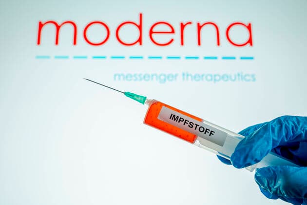 Symbol photo of the pharmaceutical company and vaccine manufacturer MODERNA Aktuell, 16 11 2020 Symbol photo, symbol image, syringe in front of logo of the pharmaceutical company and vaccine manufacturer Moderna from the USA The company has successfully completed several test series in the production of a vaccine against the Corona Virus Germany