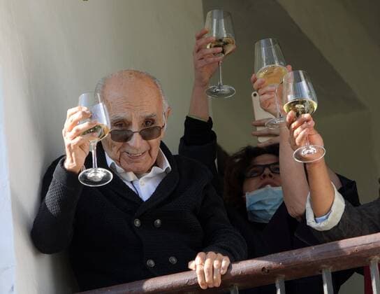 Bilder des Jahres 2020, Entertainment 11 November Entertainment Themen der Woche KW47 Entertainment Bilder des Tages Spanish poet Francisco Brines toasts with the media at the balcony of his house in the village of Oliva, Valencia, eastern of Spain on 17 November 2020. Francisco Brines was awarded yesterday with the Cervantes Prize 2020, the most important literature prize in Spanish language. Spanish poet Francisco Brines awarded with the Cervantes Prize 2020 !ACHTUNG: NUR REDAKTIONELLE NUTZUNG!  Copyright: xNatxoxFrancésx GRAFCVA9809 20201117-637412139268728864