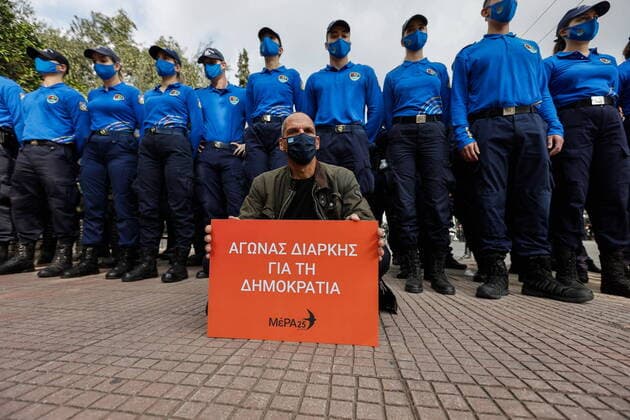 Bilder des Jahres 2020, News 11 November News Themen der Woche KW47 News Bilder des Tages November 17, 2020, Athens, Greece: Former Greek Financial Minister and leader of MeRA25 party Yanis Varoufakis wearing a mask to protect against coronavirus takes part in a protest with other lawmakers of his party in central Athens on Tuesday, Nov. 17, 2020. Thousands of police officers have been deployed in Athens and the northern Greek city of Thessaloniki to prevent gatherings usually held to mark the anniversary of the 1973 crushing of a student uprising against the military junta then ruling Greece. The government has banned the marches this year, citing public health concerns as the country struggles to contain a resurgence of the coronavirus. Athens Greece - ZUMAe114 20201117_zaa_e114_006 Copyright: xEurokinissix