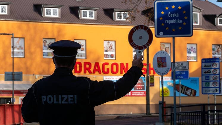 17 11 2020, Germany,Saxony,Sebnitz Border police patrol at the Sebnitz border crossing to Dolni Poustevna in the Czech Republic Local border traffic h