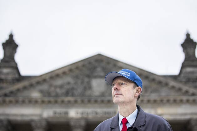 Martin Sonneborn, Bundesvorsitzender von DIE PARTEI, aufgenommen mit einer blauen Kappe mit der Aufschrift Make Europe Knorke Again im Rahmen des Parteieintritts von Marco Buelow (nicht im Bild) MdB, DIE PARTEI, vor dem Deutschen Bundestag in Berlin, 17.11.2020. Berlin Deutschland *** Martin Sonneborn, Federal Chairman of DIE PARTEI, photographed with a blue cap with the inscription Make Europe Knorke Again in the context of Marco Buelows party entry not in the picture MdB, DIE PARTEI, in front of the German Bundestag in Berlin, 17 11 2020 Berlin Germany Copyright: xFlorianxGaertner photothek.dex
