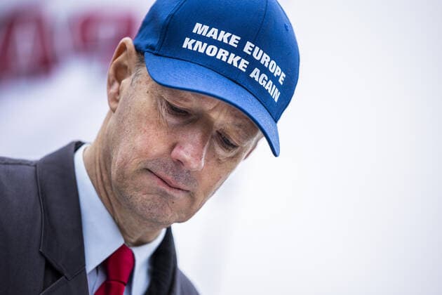 Martin Sonneborn, Bundesvorsitzender von DIE PARTEI, aufgenommen mit einer blauen Kappe mit der Aufschrift Make Europe Knorke Again im Rahmen des Parteieintritts von Marco Buelow (nicht im Bild) MdB, DIE PARTEI, vor dem Deutschen Bundestag in Berlin, 17.11.2020. Berlin Deutschland *** Martin Sonneborn, Federal Chairman of DIE PARTEI, photographed with a blue cap with the inscription Make Europe Knorke Again in the context of Marco Buelows party entry not in the picture MdB, DIE PARTEI, in front of the German Bundestag in Berlin, 17 11 2020 Berlin Germany Copyright: xFlorianxGaertner photothek.dex