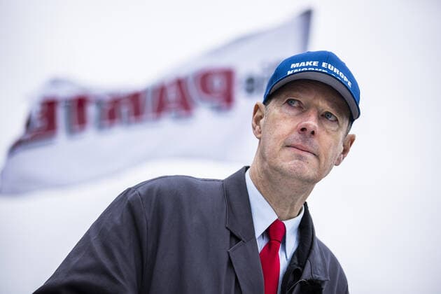 Martin Sonneborn, Bundesvorsitzender von DIE PARTEI, aufgenommen mit einer blauen Kappe mit der Aufschrift Make Europe Knorke Again im Rahmen des Parteieintritts von Marco Buelow (nicht im Bild) MdB, DIE PARTEI, vor dem Deutschen Bundestag in Berlin, 17.11.2020. Berlin Deutschland *** Martin Sonneborn, Federal Chairman of DIE PARTEI, photographed with a blue cap with the inscription Make Europe Knorke Again in the context of Marco Buelows party entry not in the picture MdB, DIE PARTEI, in front of the German Bundestag in Berlin, 17 11 2020 Berlin Germany Copyright: xFlorianxGaertner photothek.dex