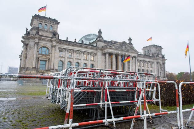 Berlin, Berlin police blocks the Bundestag meadow in front of the Bundestag, Berlin 17 11 2020 The day before the planned demonstration of opponents and critics of the current policy of the Federal Government against the spread of the Corona Pandemic, the police put up bars around the meadow in front of the Bundestag on Berlin Berlin Germany