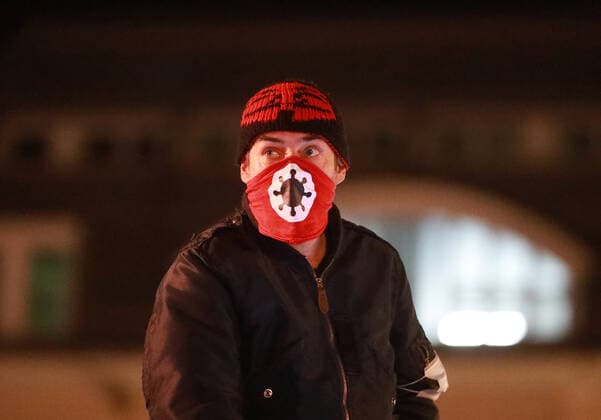 17.11.2020 Sachsen Anhalt Sachsen-Anhalt Halle Saale Corona Covid 19 Pandemie Teillockdown zweite Welle Maskenpflicht Demostration AfD AfD-Demo gegen Corona-Schutzmaßnahmen. linker Gegenprotest Linke Antifa Polizei Polizist Gegendemo Gegendemonstration und Sven-Liebich-Demo Polizisten Abspsperrung Halle gegen Rechts foto Sven Liebich *** 17 11 2020 Saxony Anhalt Saxony Anhalt Halle Saale Corona Covid 19 pandemic partial lockdown second wave compulsory masks demo demonstration AfD AfD demo against corona protective measures left counterprotest left antifa police police officer counterdemonstration counterdemonstration and Sven Liebich demo police officers barrier hall against right photo Sven Liebich