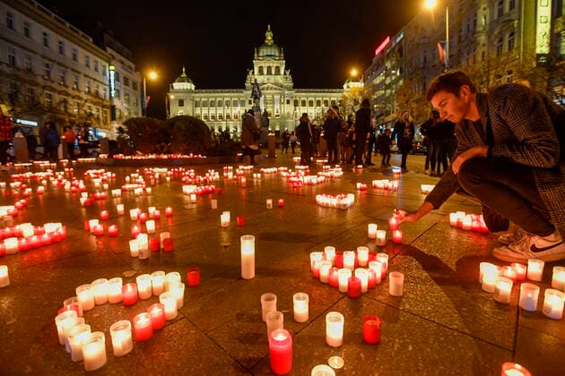 Bilder des Jahres 2020, News 11 November News Themen der Woche KW47 News Bilder des Tages Only few people (due to coronavirus) light candles arranged as a heart commemorating former President Vaclav Havel on the occasion of the 31st anniversary of the Velvet Revolution in Wenceslas Square, Prague, Czech Republic, November 17, 2020. (CTKxPhoto VitxSimanek) CTKPhotoP202011170718301  VIS 002