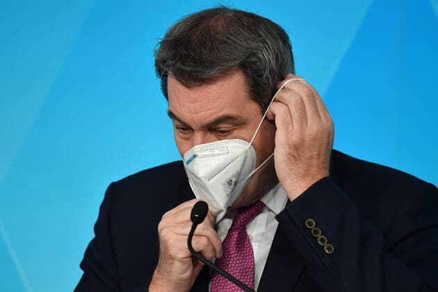 Markus SOEDER State Premier of Bavaria and CSU Chairman puts on his ffp2,KN95 mask,face mask,mask, single image,cut single motif,portrait,portrait,portrait Press conference of the Bavarian State Government on Corona Pandemic and the Lockdown Light,Breakwater on 18 11 2020 at the Prinz Carl Palais in Munich