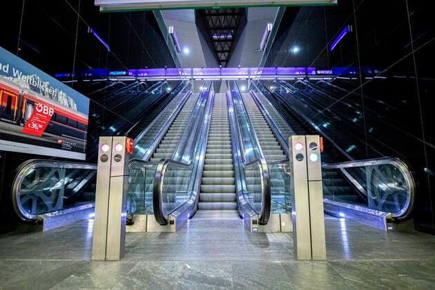 Movement restrictions Vienna: Deserted places Coronavirus: Aufgrund der steigenden Infektionszahlen gelten derzeit österreichweit Ausgangsbeschränkungen. Im Bild: Leere Rolltreppen führen zu den Bahnsteigen. Hauptbahnhof Wien. Wien, Österreich. 11. November 2020