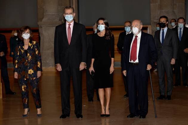 Entertainment Bilder des Tages Spain s King Felipe VI (2-L) and Queen Letizia (2-R); Deputy Prime Minister, Carmen Calvo (R); and the President of the Association of European Journalists, Diego Carcedo (R), pose for the media during the Francisco Cerecedo Journalism Awards’ handover ceremony held in Madrid, Spain, 18 November 2020. King Felipe VI and Queen Letizia chair the Francisco Cerecedo Journalism Awards’ handover ceremony !ACHTUNG: NUR REDAKTIONELLE NUTZUNG!  Copyright: xChemaxMoyax GRAF1365 20201118-637413323317667556
