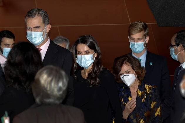Spain s King Felipe VI (L) and Queen Letizia (C); accompanied by Deputy Prime Minister, Carmen Calvo (2-R); upon arrival at the Francisco Cerecedo Journalism Awards’ handover ceremony held in Madrid, Spain, 18 November 2020. King Felipe VI and Queen Letizia chair the Francisco Cerecedo Journalism Awards’ handover ceremony !ACHTUNG: NUR REDAKTIONELLE NUTZUNG!  Copyright: xChemaxMoyax GRAF1367 20201118-637413325302920629