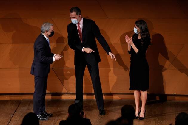 Spanish journalist Vicente Valles (L) receives the Francisco Cerecedo Journalism Award from King Felipe VI (C) and Queen Letizia (R) during the Francisco Cerecedo Journalism Awards’ handover ceremony held in Madrid, Spain, 18 November 2020. King Felipe VI and Queen Letizia chair the Francisco Cerecedo Journalism Awards’ handover ceremony !ACHTUNG: NUR REDAKTIONELLE NUTZUNG!  Copyright: xChemaxMoyax GRAF1373 20201118-637413329282608463