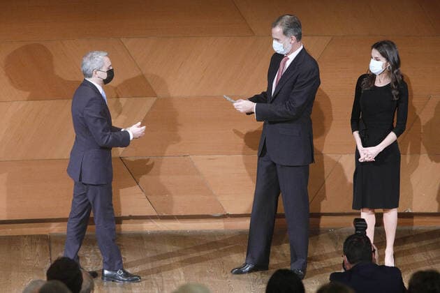 18-11-2020 Madrid Queen Letizia and King Felipe with Spanish journalist Vicente Valles attend the 37th edition of the ‘’Francisco Cerecedo’’ journalism award at the Prado museum in Madrid, Spain. No Spain  Copyright: xPPEx