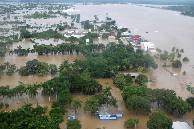 Bilder des Jahres 2020, News 11 November News Themen der Woche KW47 News Bilder des Tages Aerial view of the city of Villanueva in the department of Cortes, cut off from the city of San Pedro Sula due to the overflow of the Chamelecon River, Honduras, 18 November 2020. Tropical storm Iota, which left Honduras converted into a depression on Wednesday and crossed into El Salvador, has left six dead in its path through the country and a bleak outlook, with floods and damage to crops and infrastructure, thousands of victims and dozens of people waiting for a rescue. Cyclone Iota leaves six dead and a bleak panorama as it passes through Honduras !ACHTUNG: NUR REDAKTIONELLE NUTZUNG!  Copyright: xJosexVallex AME9335 20201119-637413560768929720