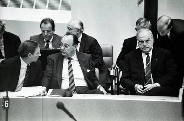 Deutschland, Bonn , 21.06.1990 Archiv-Nr.: 18-10-33 Bundestagsdebatte zur polnischen Grenze und zum Staatsvertrag Foto: Bundeskanzler Helmut Kohl, Außenminister Hans-Dietrich Genscher und Innenminister Wolfgang Schaeuble Bundestagsdebatte zur polnischen Grenze und zum Staatsvertrag *** Germany, Bonn , 21 06 1990 Archiv Nr 18 10 33 Bundestag debate on the Polish border and the State Treaty Photo Federal Chancellor Helmut Kohl, Foreign Minister Hans Dietrich Genscher and Interior Minister Wolfgang Schaeuble Bundestag debate on the Polish border and the State Treaty